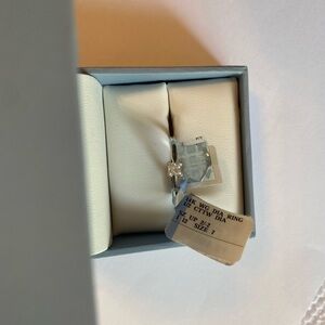 Elegant 14 carat white gold diamond ring